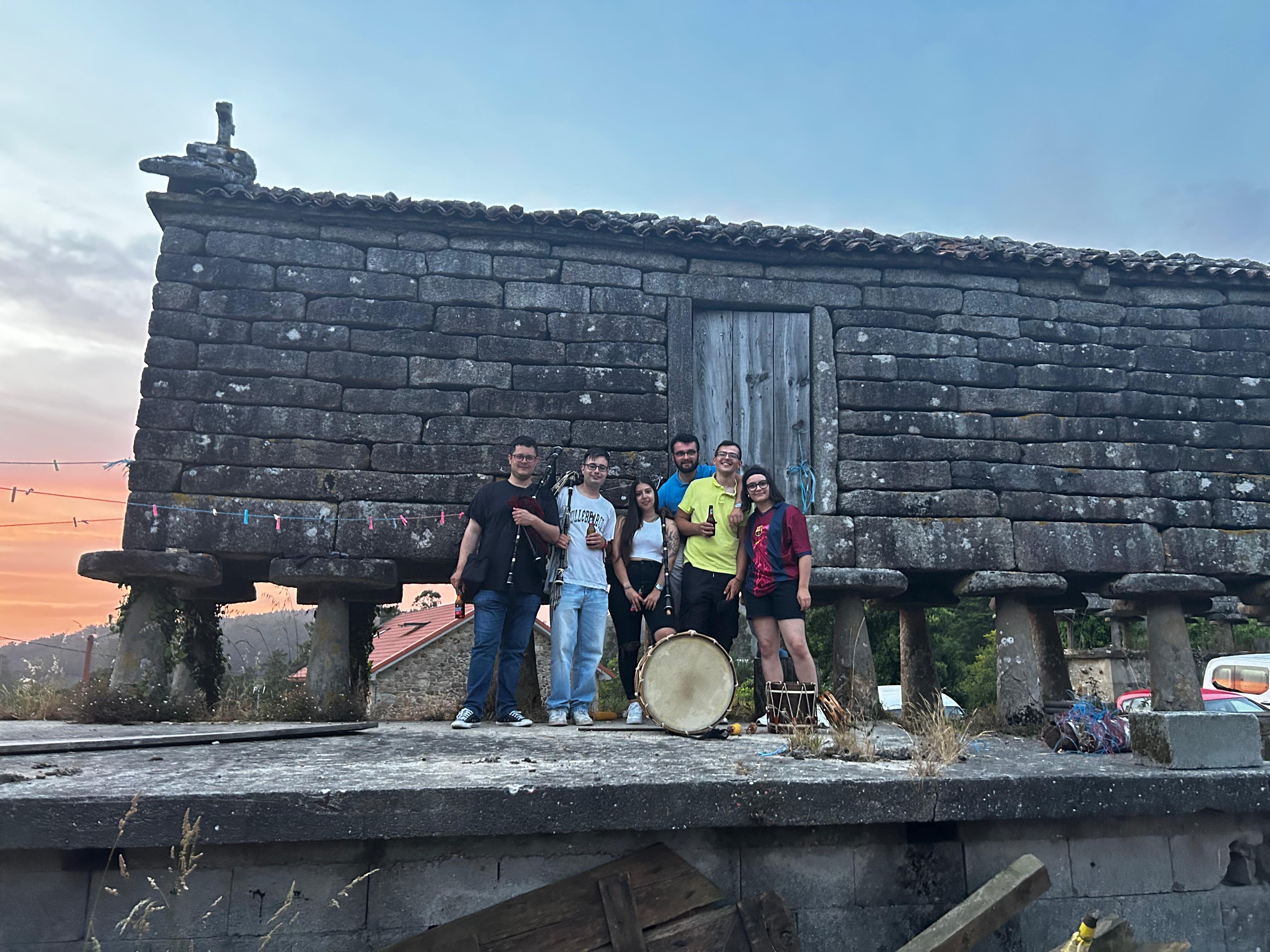 Pa Feira Co Que Temos diante dun hórreo ao solpor